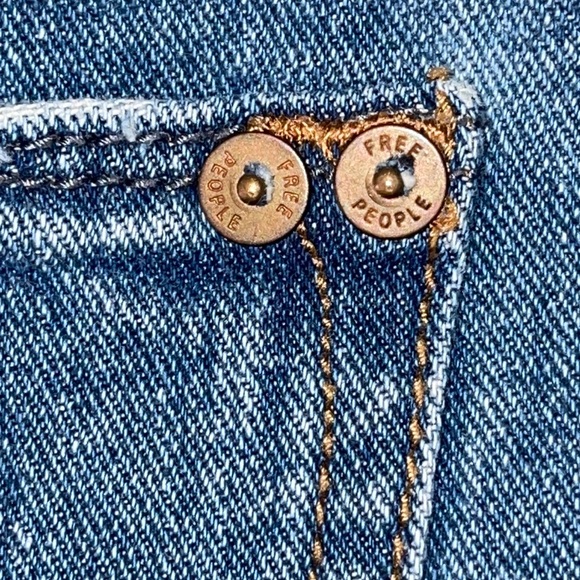 FREE PEOPLE CUFFED RAW HEM SHORT SHORTS SIZE 29 Medium light wash. - Picture 10 of 12